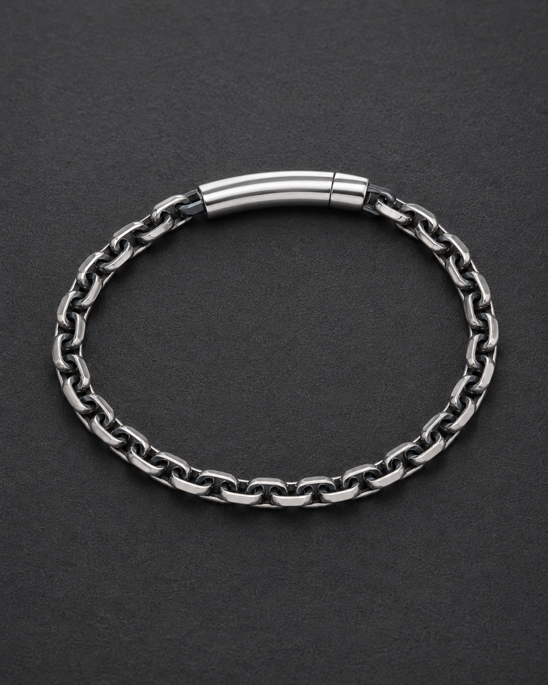 Anchor chain bracelet detail