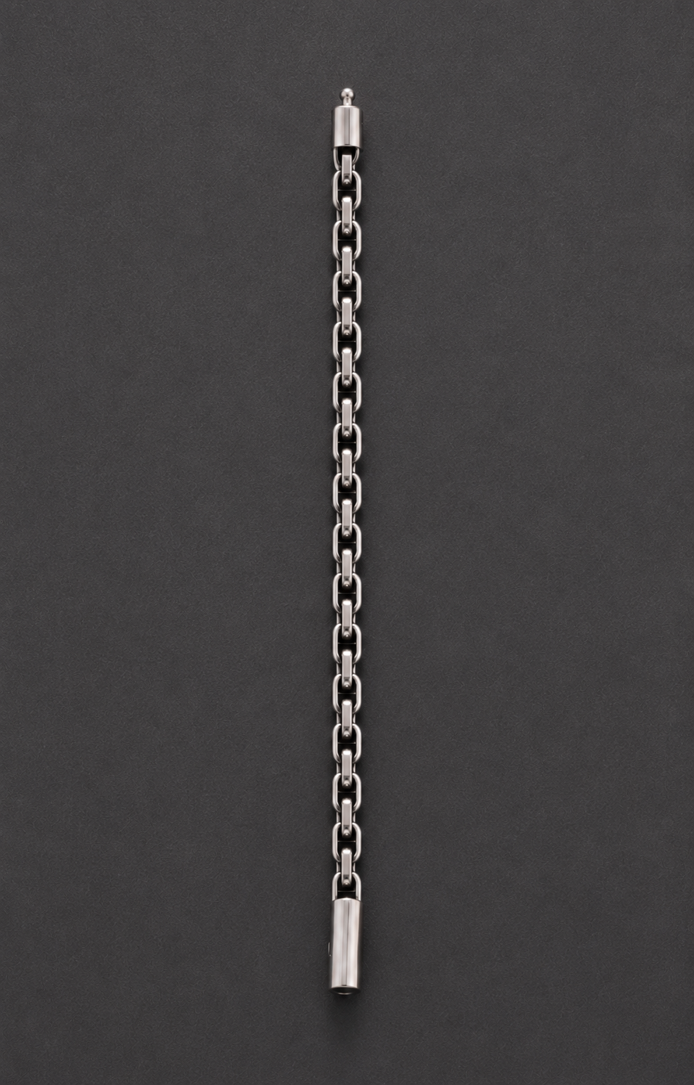 Anchor chain bracelet styled