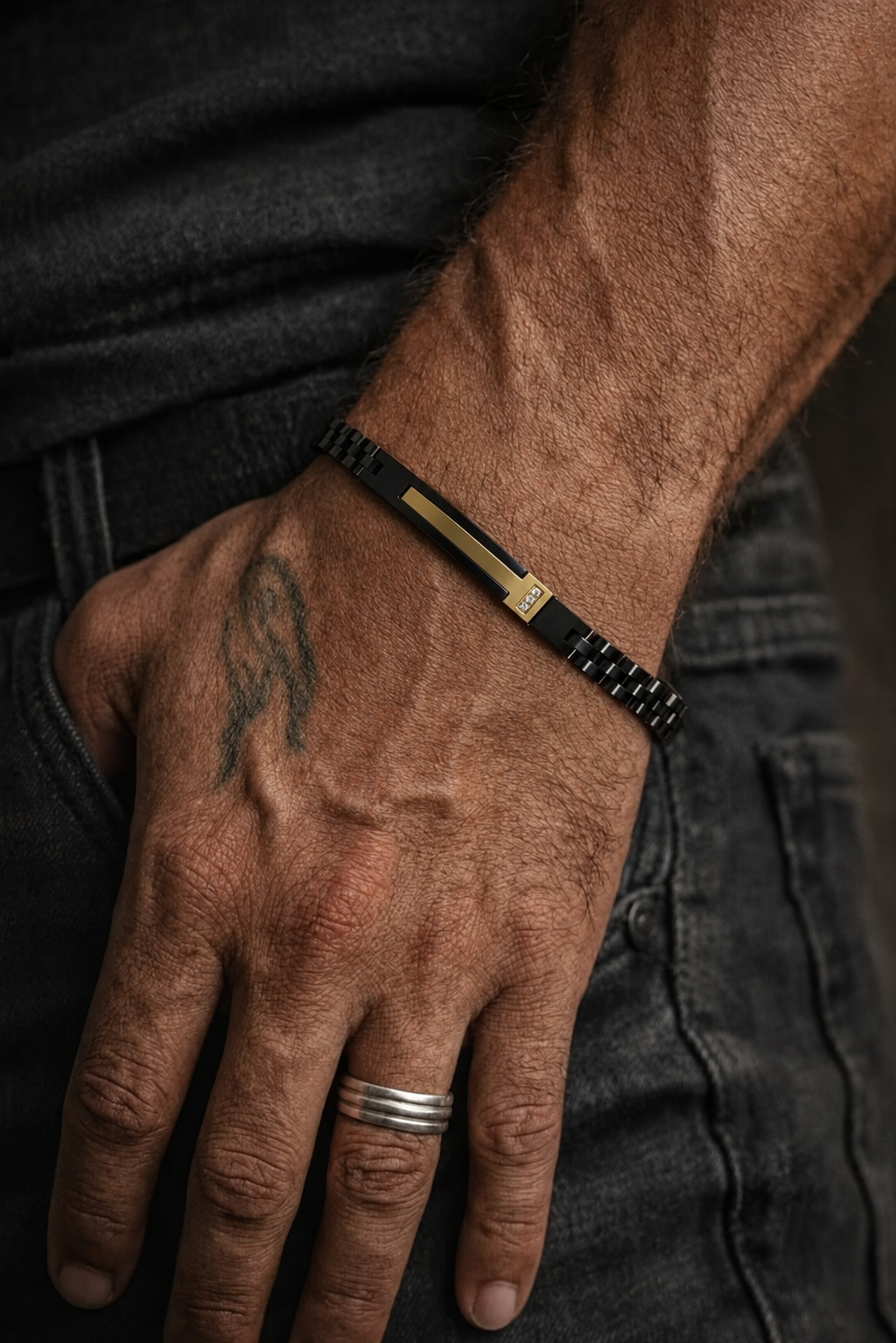 Noir and gold bracelet detail