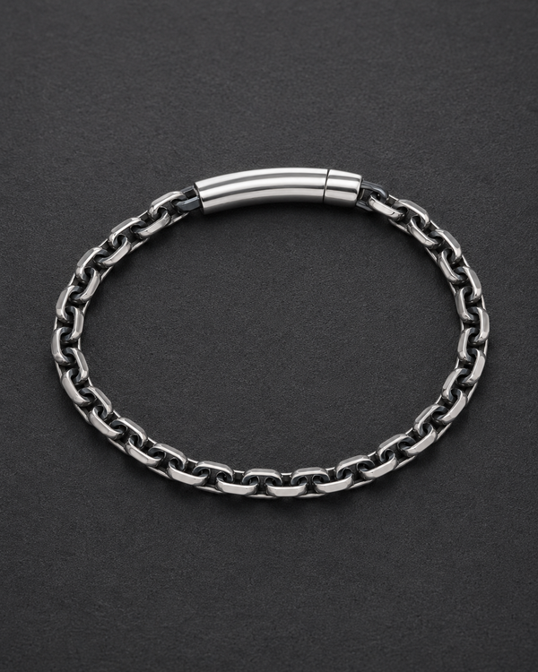 Anchor chain bracelet detail