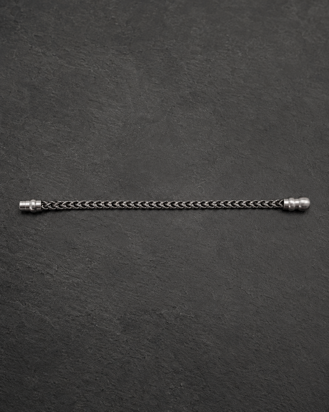 Curb chain magnetic clasp detail